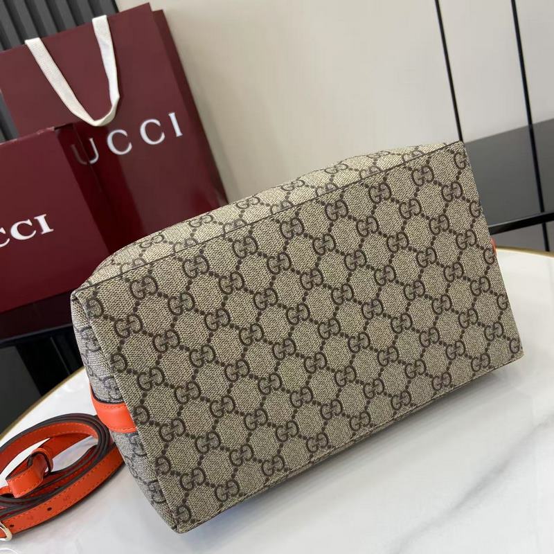 GG Emblem系列煥新詮釋品牌的雋永優(yōu)雅風範和精湛工藝。這款水桶包盡釋實用設