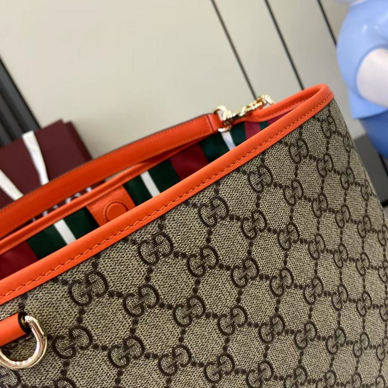 GG Emblem系列煥新詮釋品牌的雋永優(yōu)雅風範和精湛工藝。這款水桶包盡釋實用設