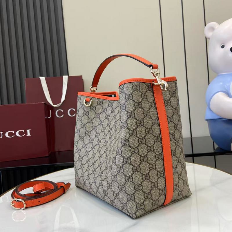 GG Emblem系列煥新詮釋品牌的雋永優(yōu)雅風範和精湛工藝。這款水桶包盡釋實用設