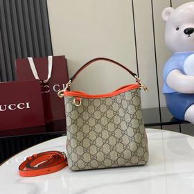 GG Emblem系列煥新詮釋品牌的雋永優雅風範和精湛工藝。這款水桶包采用織帶棉