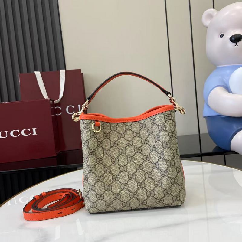 GG Emblem系列煥新詮釋品牌的雋永優雅風範和精湛工藝。這款水桶包采用織帶棉