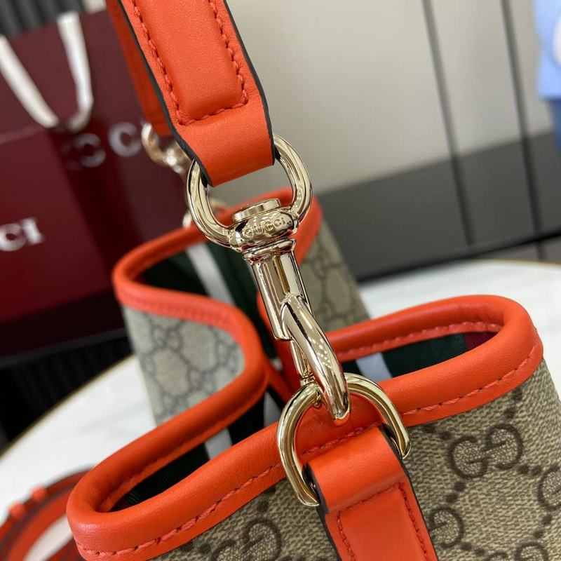 GG Emblem系列煥新詮釋品牌的雋永優雅風範和精湛工藝。這款水桶包采用織帶棉