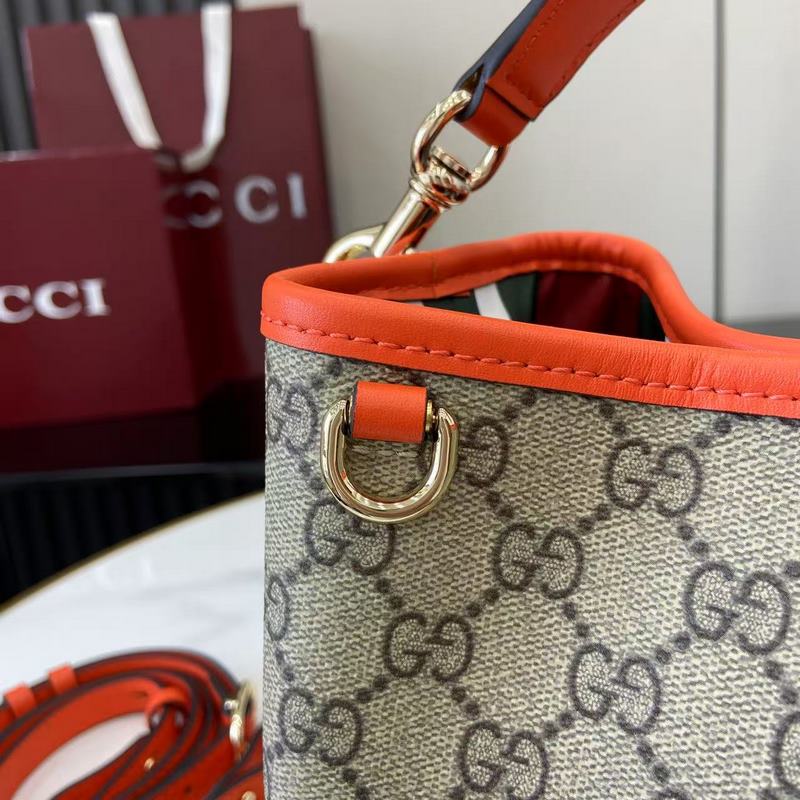 GG Emblem系列煥新詮釋品牌的雋永優雅風範和精湛工藝。這款水桶包采用織帶棉