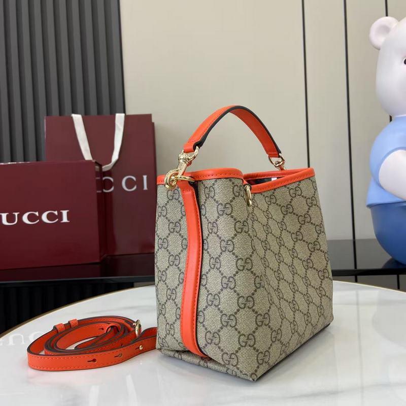 GG Emblem系列煥新詮釋品牌的雋永優雅風範和精湛工藝。這款水桶包采用織帶棉