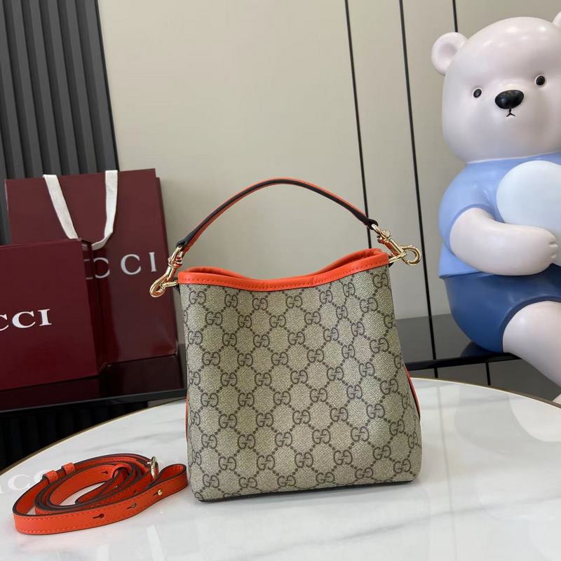GG Emblem系列煥新詮釋品牌的雋永優雅風範和精湛工藝。這款水桶包采用織帶棉