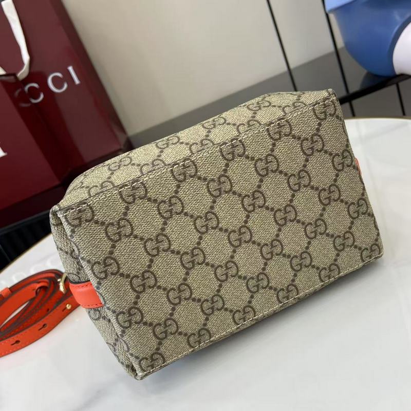 GG Emblem系列煥新詮釋品牌的雋永優雅風範和精湛工藝。這款水桶包采用織帶棉