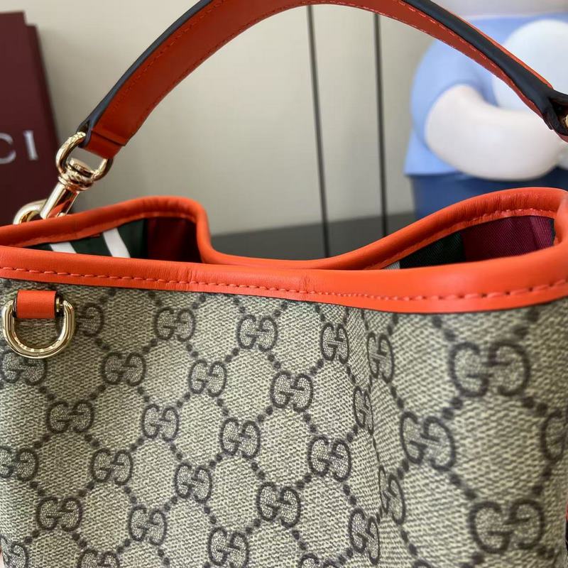 GG Emblem系列煥新詮釋品牌的雋永優雅風範和精湛工藝。這款水桶包采用織帶棉