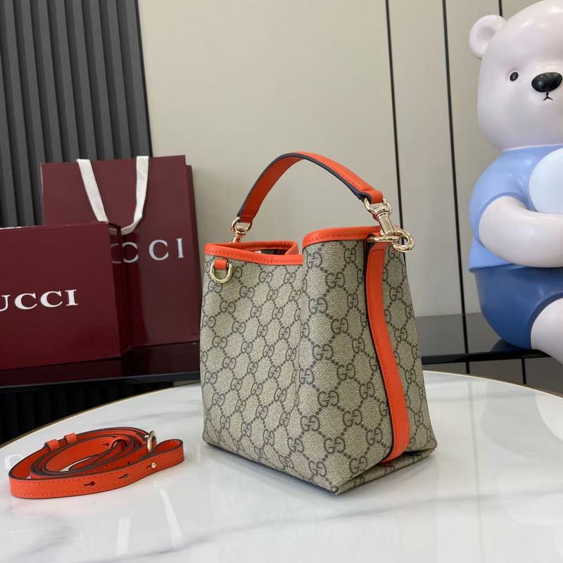 GG Emblem系列煥新詮釋品牌的雋永優雅風範和精湛工藝。這款水桶包采用織帶棉