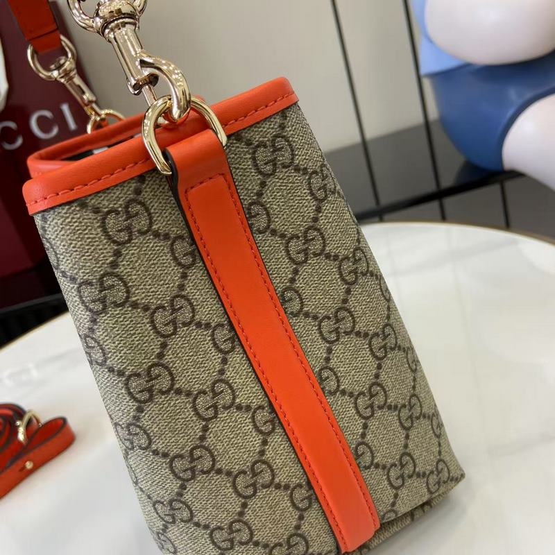 GG Emblem系列煥新詮釋品牌的雋永優雅風範和精湛工藝。這款水桶包采用織帶棉