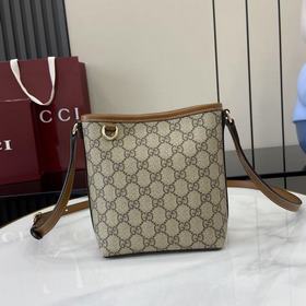 2026秋冬系列， 這款迷你水桶包以實用設計煥新演繹品牌元素，為全新GG Emb