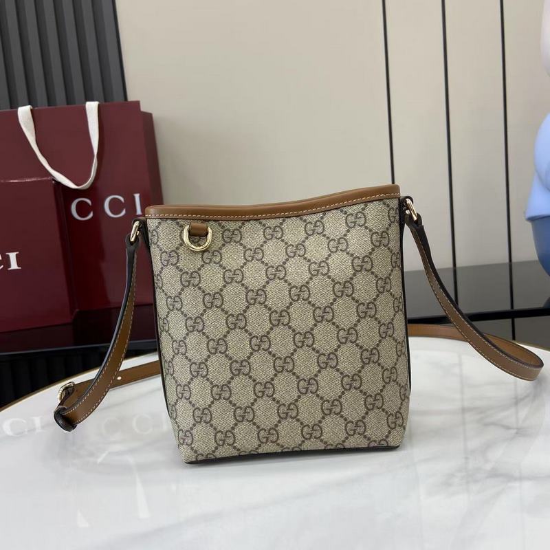 2026秋冬系列， 這款迷你水桶包以實用設計煥新演繹品牌元素，為全新GG Emb