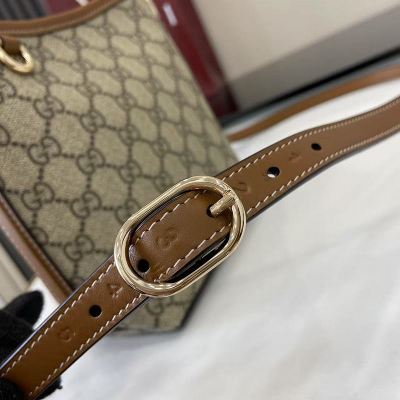 2026秋冬系列， 這款迷你水桶包以實用設計煥新演繹品牌元素，為全新GG Emb