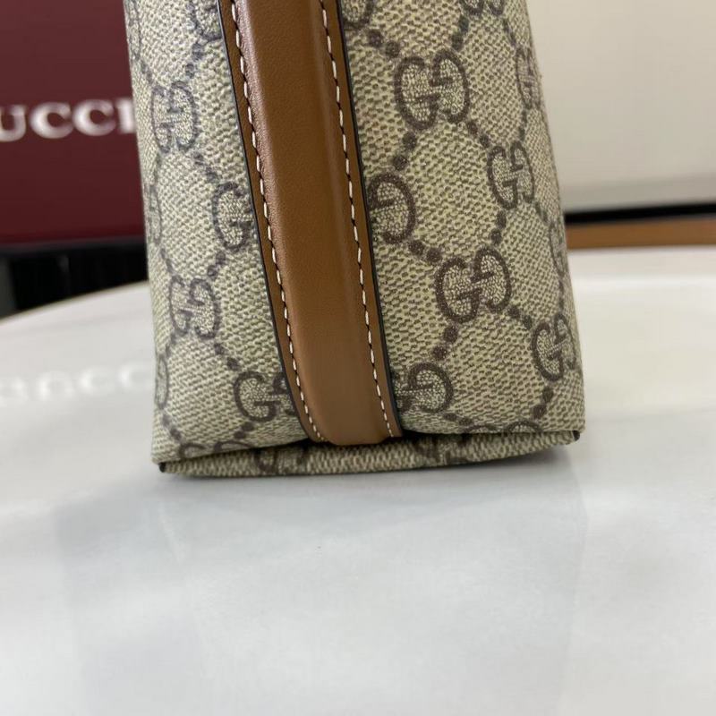 2026秋冬系列， 這款迷你水桶包以實用設計煥新演繹品牌元素，為全新GG Emb