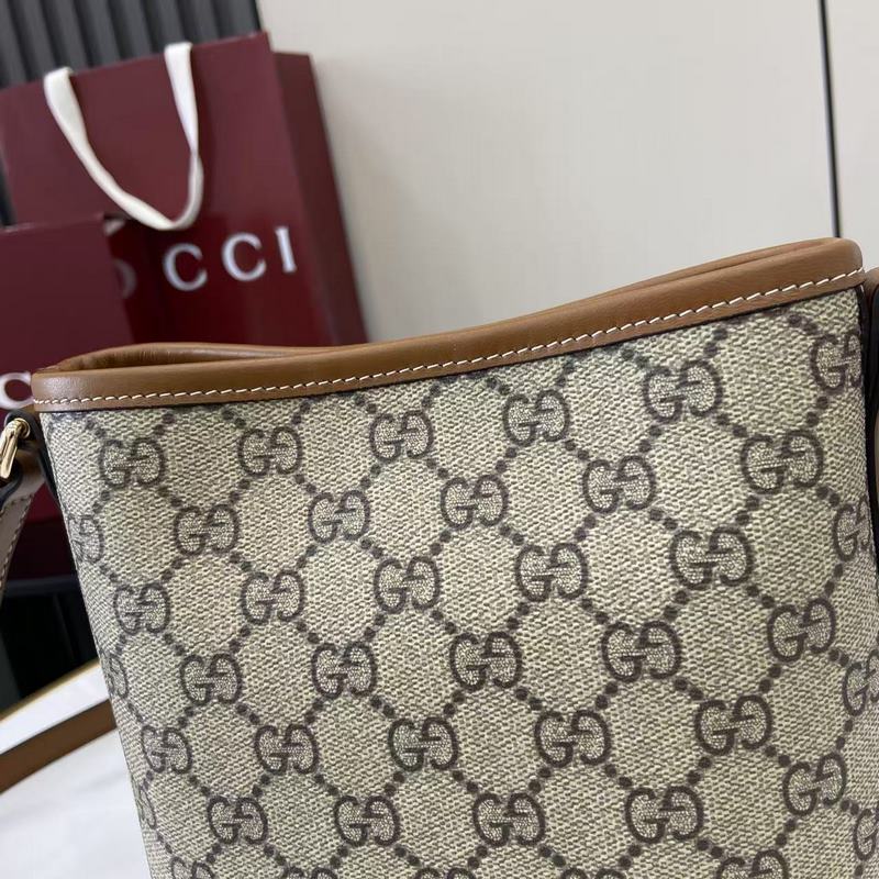 2026秋冬系列， 這款迷你水桶包以實用設計煥新演繹品牌元素，為全新GG Emb