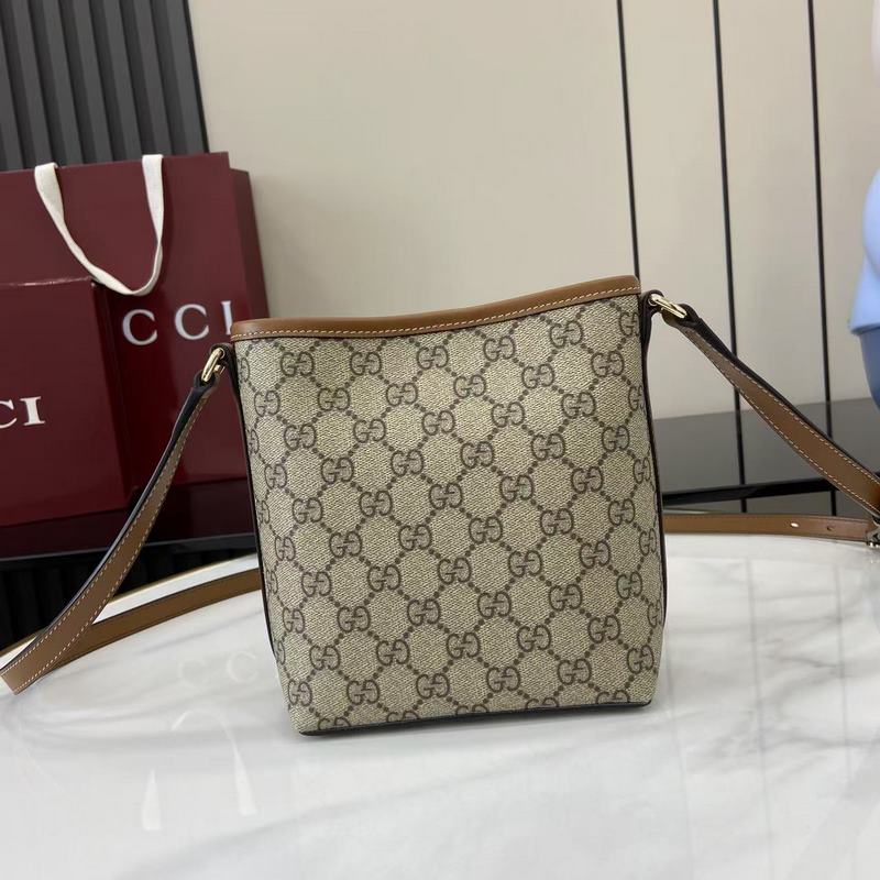 2026秋冬系列， 這款迷你水桶包以實用設計煥新演繹品牌元素，為全新GG Emb