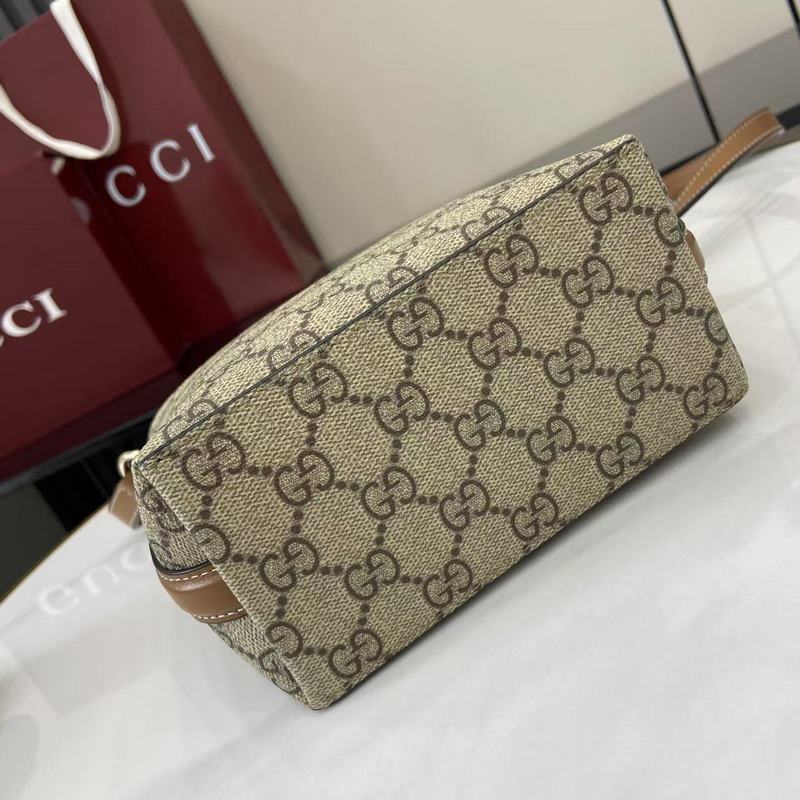 2026秋冬系列， 這款迷你水桶包以實用設計煥新演繹品牌元素，為全新GG Emb