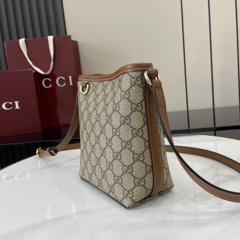 2026秋冬系列， 這款迷你水桶包以實用設計煥新演繹品牌元素，為全新GG Emb