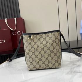 2026秋冬系列， 這款迷你水桶包以實用設計煥新演繹品牌元素，為全新GG Emb