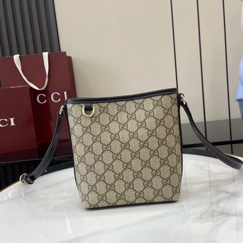 2026秋冬系列， 這款迷你水桶包以實用設計煥新演繹品牌元素，為全新GG Emb