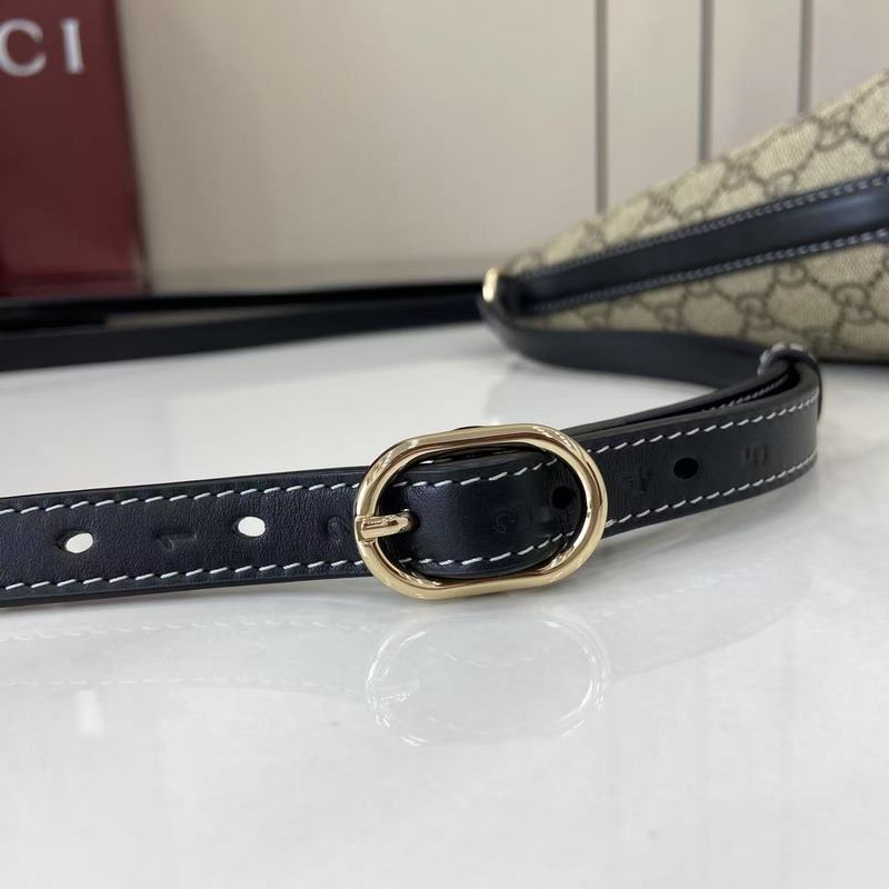 2026秋冬系列， 這款迷你水桶包以實用設計煥新演繹品牌元素，為全新GG Emb