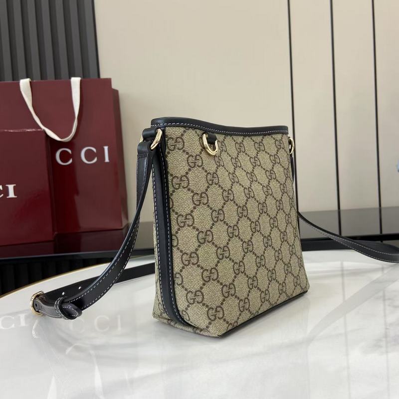 2026秋冬系列， 這款迷你水桶包以實用設計煥新演繹品牌元素，為全新GG Emb