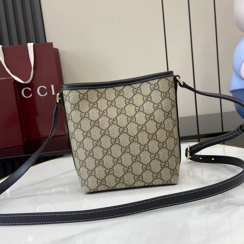 2026秋冬系列， 這款迷你水桶包以實用設計煥新演繹品牌元素，為全新GG Emb