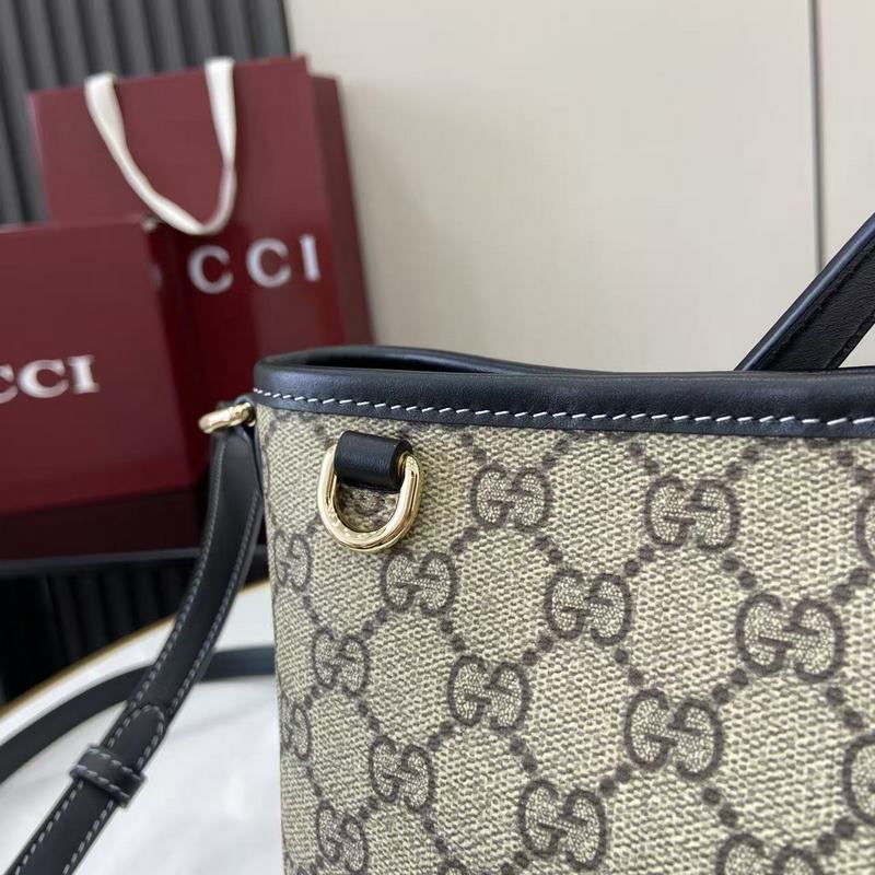 2026秋冬系列， 這款迷你水桶包以實用設計煥新演繹品牌元素，為全新GG Emb