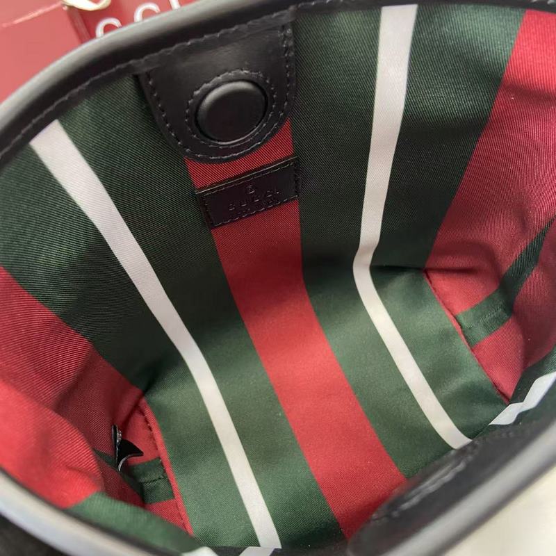 2026秋冬系列， 這款迷你水桶包以實用設計煥新演繹品牌元素，為全新GG Emb