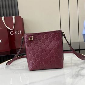 2026秋冬系列， 這款迷你水桶包以實用設計煥新演繹品牌元素，為全新GG Emb