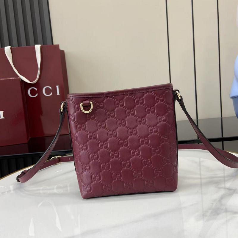 2026秋冬系列， 這款迷你水桶包以實用設計煥新演繹品牌元素，為全新GG Emb