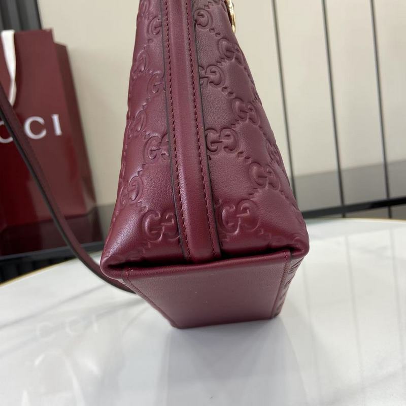 2026秋冬系列， 這款迷你水桶包以實用設計煥新演繹品牌元素，為全新GG Emb