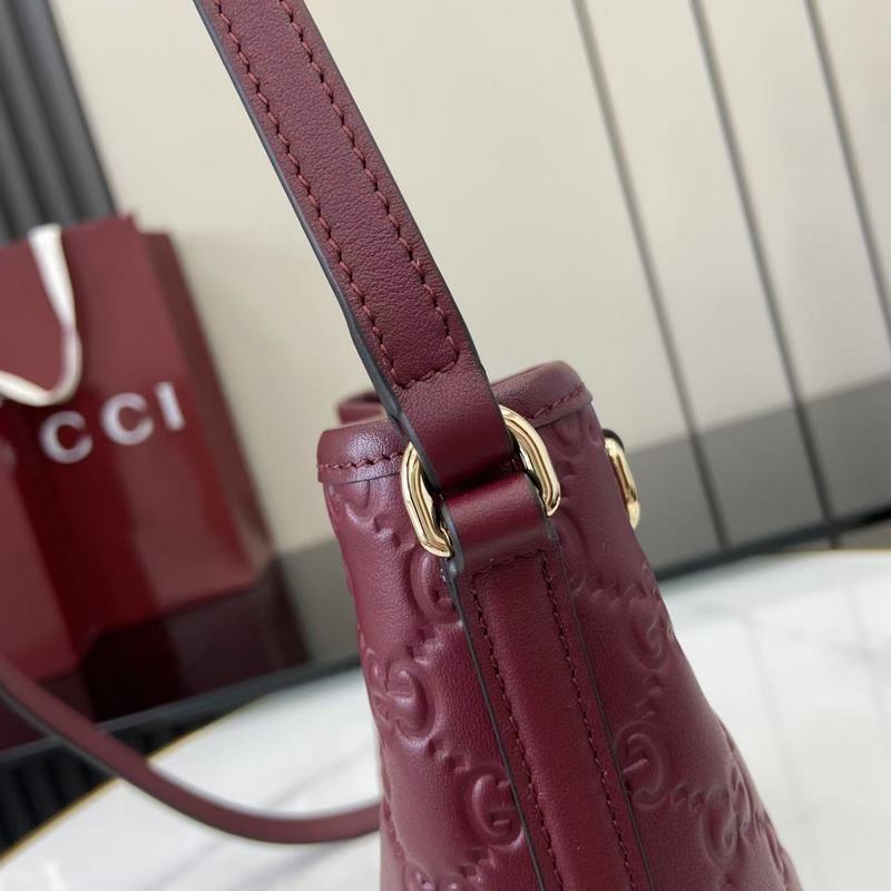 2026秋冬系列， 這款迷你水桶包以實用設計煥新演繹品牌元素，為全新GG Emb