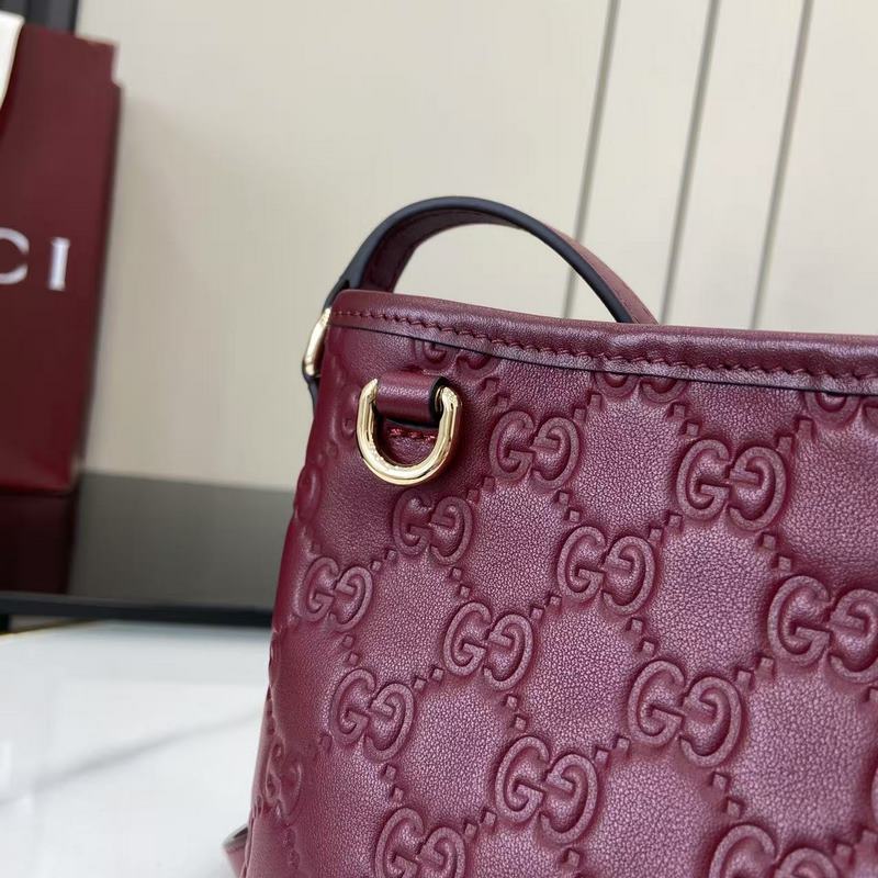 2026秋冬系列， 這款迷你水桶包以實用設計煥新演繹品牌元素，為全新GG Emb