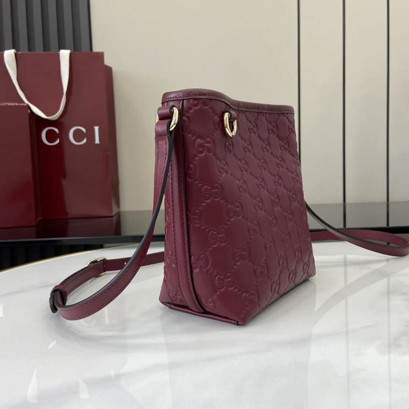 2026秋冬系列， 這款迷你水桶包以實用設計煥新演繹品牌元素，為全新GG Emb