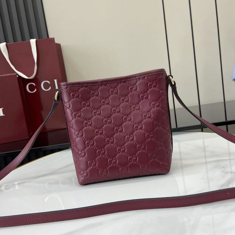 2026秋冬系列， 這款迷你水桶包以實用設計煥新演繹品牌元素，為全新GG Emb