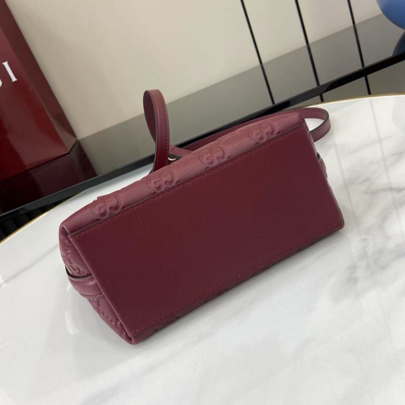 2026秋冬系列， 這款迷你水桶包以實用設計煥新演繹品牌元素，為全新GG Emb