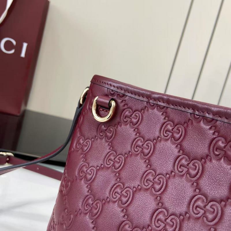 2026秋冬系列， 這款迷你水桶包以實用設計煥新演繹品牌元素，為全新GG Emb