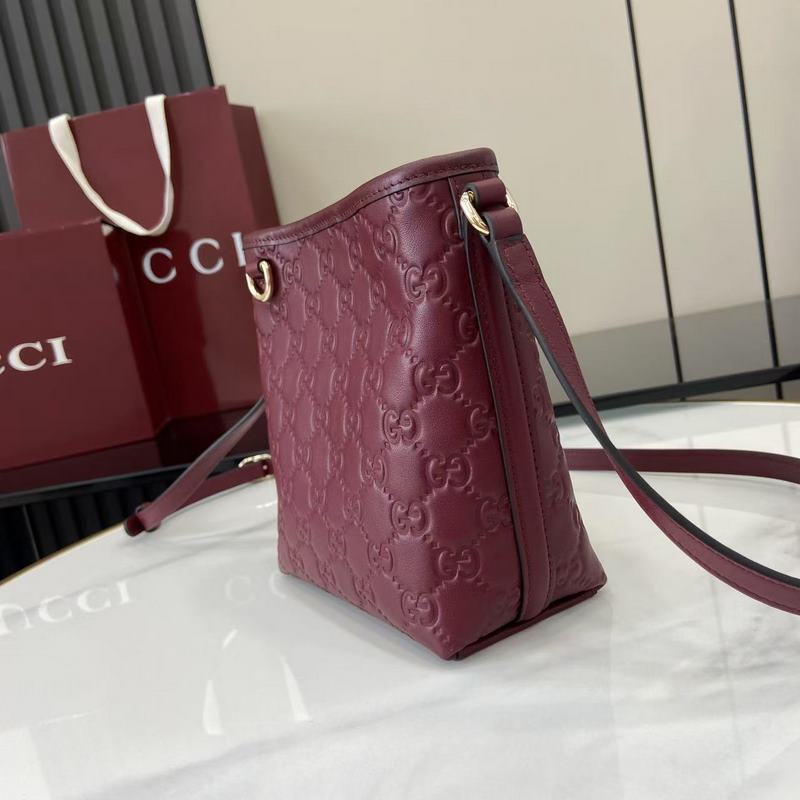 2026秋冬系列， 這款迷你水桶包以實用設計煥新演繹品牌元素，為全新GG Emb