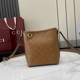 2026秋冬系列， 這款迷你水桶包以實用設計煥新演繹品牌元素，為全新GG Emb