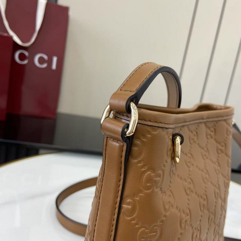 2026秋冬系列， 這款迷你水桶包以實用設計煥新演繹品牌元素，為全新GG Emb