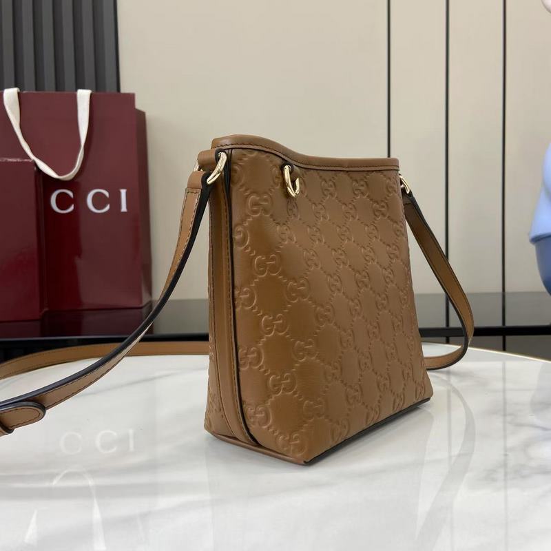 2026秋冬系列， 這款迷你水桶包以實用設計煥新演繹品牌元素，為全新GG Emb