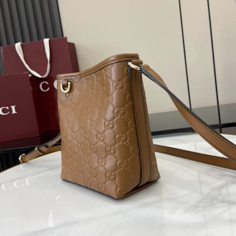 2026秋冬系列， 這款迷你水桶包以實用設計煥新演繹品牌元素，為全新GG Emb