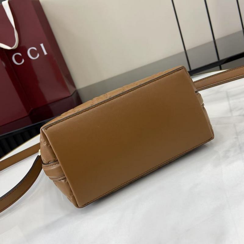 2026秋冬系列， 這款迷你水桶包以實用設計煥新演繹品牌元素，為全新GG Emb