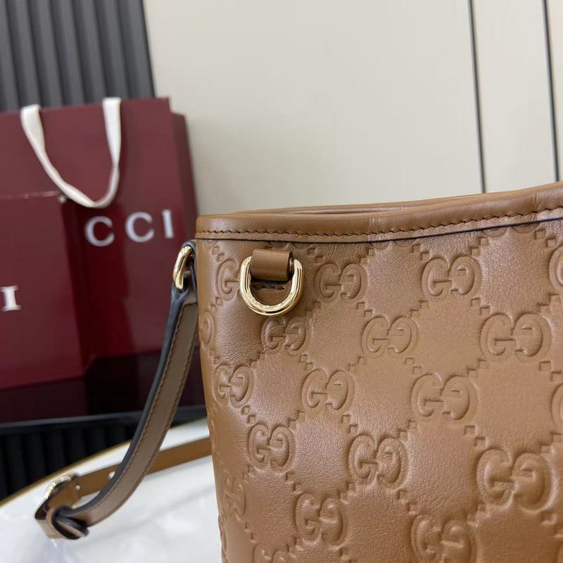 2026秋冬系列， 這款迷你水桶包以實用設計煥新演繹品牌元素，為全新GG Emb