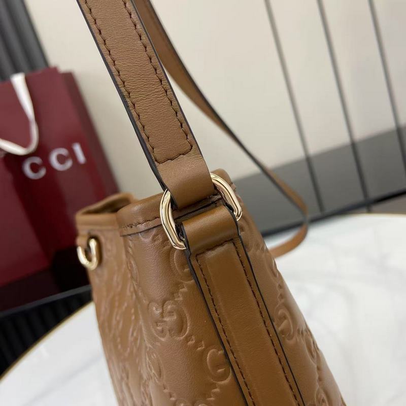 2026秋冬系列， 這款迷你水桶包以實用設計煥新演繹品牌元素，為全新GG Emb