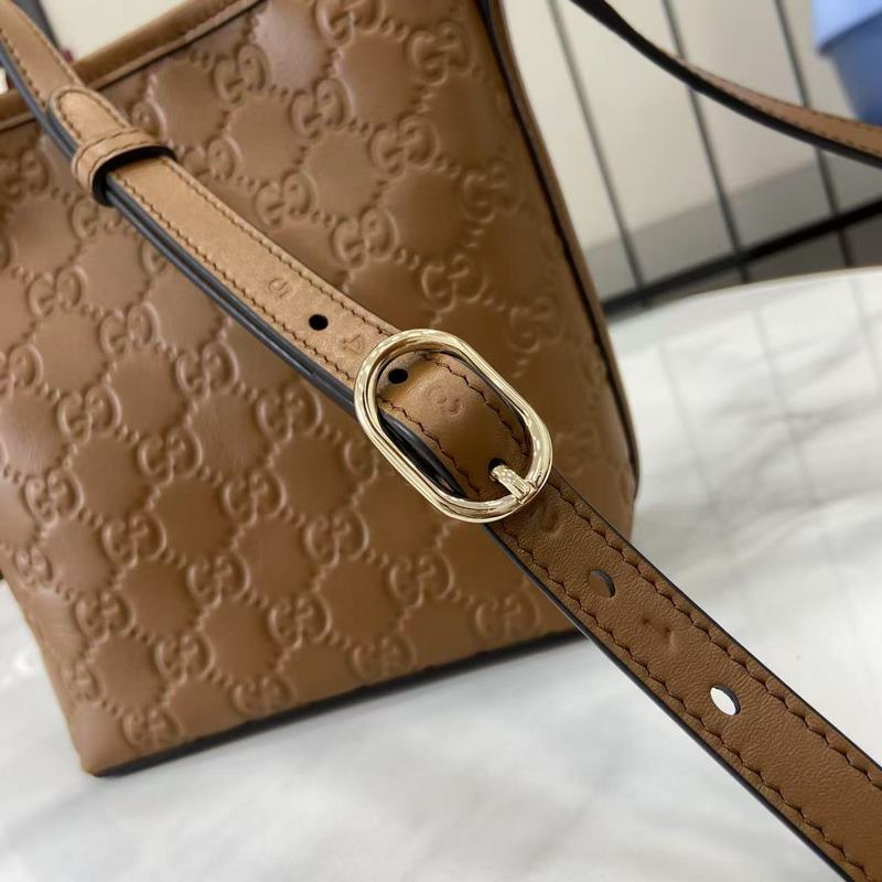 2026秋冬系列， 這款迷你水桶包以實用設計煥新演繹品牌元素，為全新GG Emb