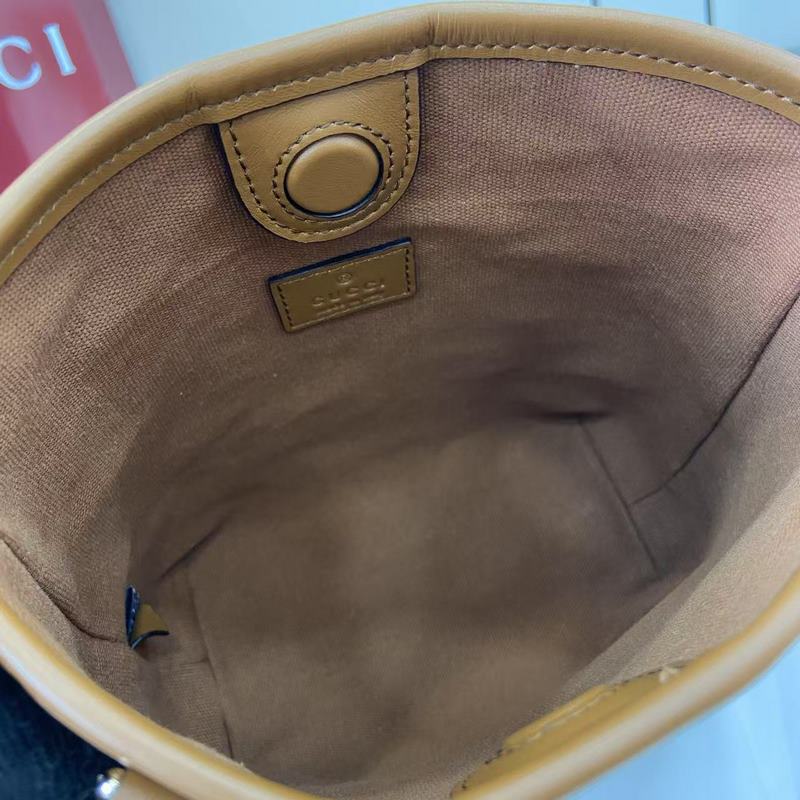 2026秋冬系列， 這款迷你水桶包以實用設計煥新演繹品牌元素，為全新GG Emb