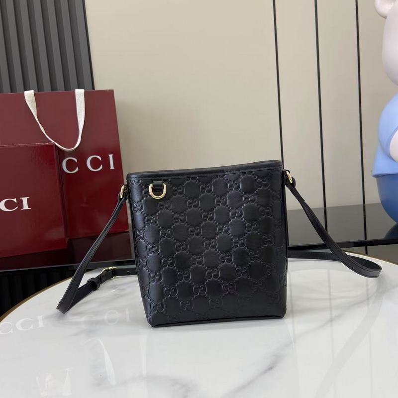 2026秋冬系列， 這款迷你水桶包以實用設計煥新演繹品牌元素，為全新GG Emb