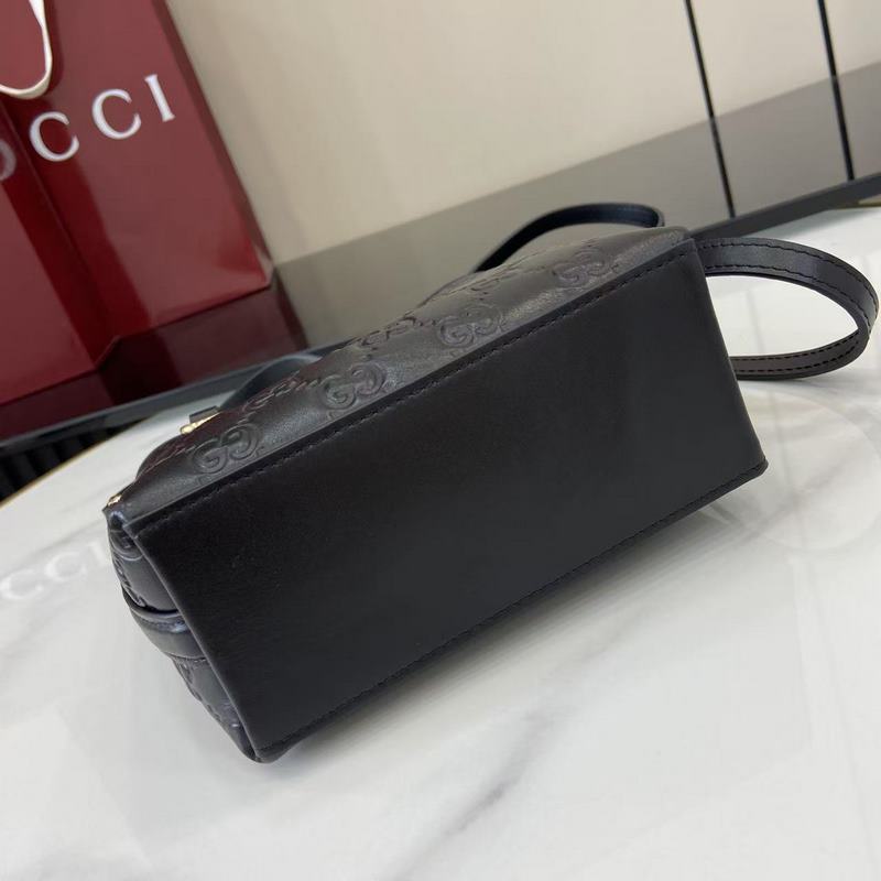 2026秋冬系列， 這款迷你水桶包以實用設計煥新演繹品牌元素，為全新GG Emb