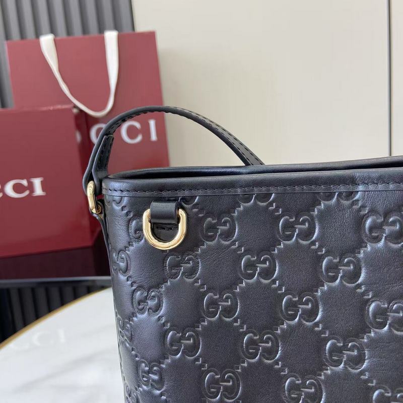 2026秋冬系列， 這款迷你水桶包以實用設計煥新演繹品牌元素，為全新GG Emb